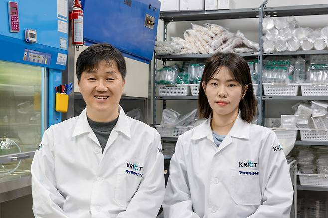 교신저자인 박지훈 책임연구원(왼쪽)과 1저자인 최지우 석사후연구원.(사진=화학연)