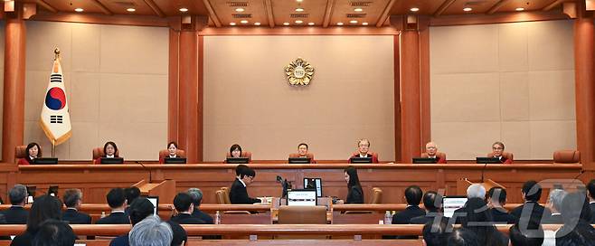 문형배 헌법재판소장 직무대행을 비롯한 헌법재판관들이 25일 서울 종로구 헌법재판소 대심판정에서 열린 윤석열 대통령 탄핵심판 최종 변론에 입장해 재판을 기다리고 있다. 2025.2.25/뉴스1 ⓒ News1 사진공동취재단