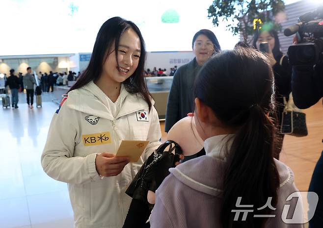 김채연 대한민국 여자 싱글 피겨 스케이팅 국가대표가 23일 오전 인천국제공항에서 오는 25일(현지 시각) 미국 보스턴에서 개막하는 세계선수권 대회에 참가하기 위해 출국하며 팬으로 부터 선물을 받고 있다. ⓒ News1 김명섭 기자