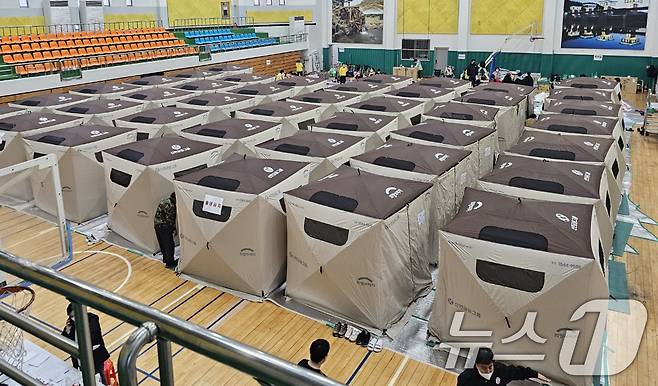 경북 의성군 안평면에서 발생한 산불이 3단계가 발령된 가운데 23일 오전 의성실내체육관에 마련된 임시 대피소에 대피 천막이 빼곡하게 들어차 있다. 2025.3.23/뉴스1 ⓒ News1 신성훈 기자