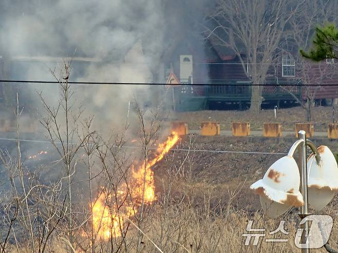 22일 경남 산청 시천면에서 산불이 발생해 이틀째 이어지며 민가까지 확산되고 있다. 2025.3.22/뉴스1 ⓒ News1 한송학 기자