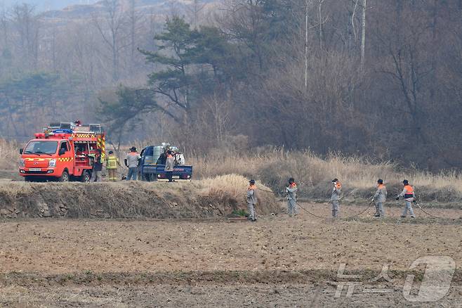 23일 오후 경북 의성군 안평면에서 의용소방대원들이 진화작업을 하고 있다. 2023.3.23/뉴스1 최창호 기자