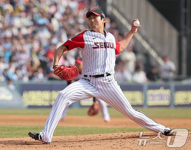 23일 서울 송파구 잠실야구장에서 열린 '2025 신한 SOL 뱅크 KBO리그' 롯데 자이언츠와 LG 트윈스의 경기, LG 선발 손주영이 3회초 등판해 힘차게 공을 던지고 있다.2025.3.23/뉴스1 ⓒ News1 김진환 기자