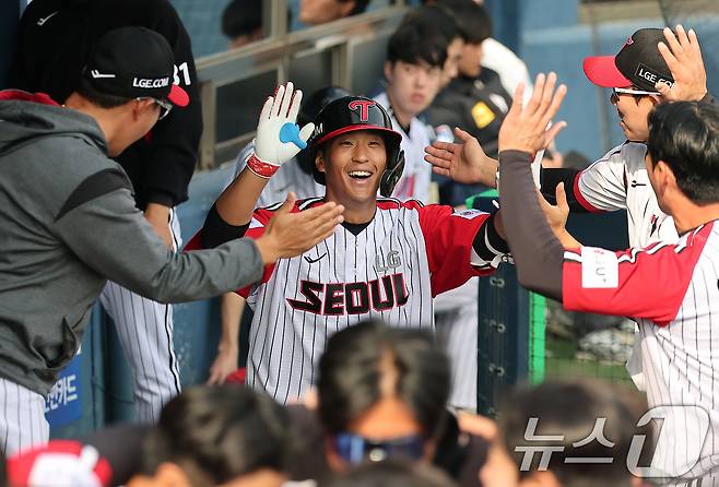 23일 서울 송파구 잠실야구장에서 열린 '2025 신한 SOL 뱅크 KBO리그' 롯데 자이언츠와 LG 트윈스의 경기, LG 송찬의가 6회말 1사 솔로홈런을 친 뒤 동료들과 기쁨을 나누고 있다. 2025.3.23/뉴스1 ⓒ News1 김진환 기자