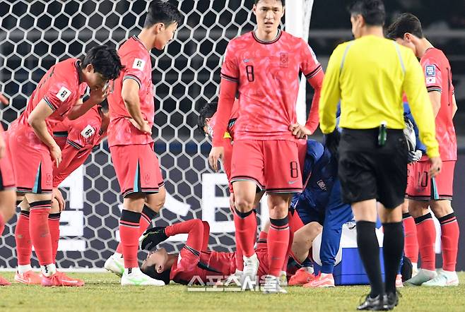 대한민국 축구대표팀 이강인(가운데 아래)이 20일 고양종합운동장에서 열린 2026 북중미 월드컵 아시아지역 최종 예선 오만과의 경기에서 부상을 당해 그라운드에 쓰러져 있다. 고양 | 박진업 기자 upandup@sportsseoul.com
