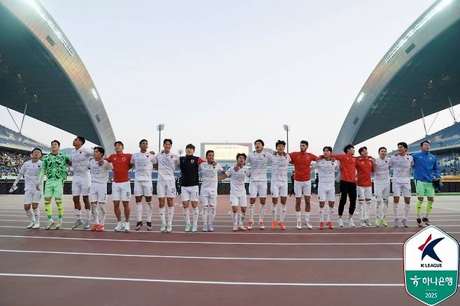 포항 선수단이 광주전에서 승리한 뒤 단체 세리머니를 펼치고 있다. 사진 | 한국프로축구연맹