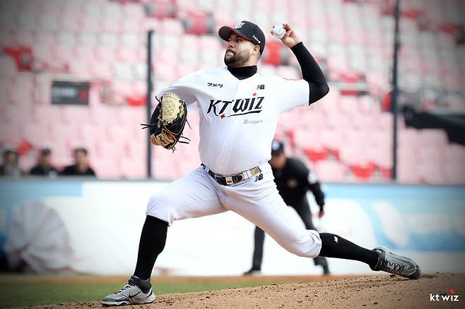 헤이수스는 전날 한화와 개막전 선발 등판해 6이닝 2안타 2볼넷 1실점을 기록했다. 사진 | KT 위즈