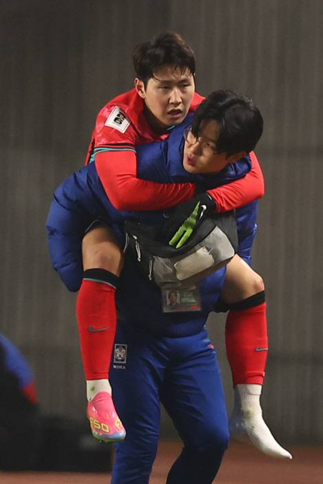 업혀 나가는 이강인

    (고양=연합뉴스) 서대연 기자 = 20일 경기도 고양종합운동장에서 열린 2026 북중미 월드컵 아시아 3차 예선 B조 7차전 대한민국과 오만의 경기에서 부상으로 교체된 이강인이 업혀 나가고 있다. 2025.3.20