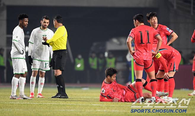 20일 고양종합운동장에서 열린 2026 FIFA 북중미 월드컵 아시아지역 3차 예선 대한민국과 오만의 경기. 백승호가 오만 거친 수비에 넘어진 뒤 통증을 호소하고 있다. 고양=박재만 기자 pjm@sportschosun.com/2025.03.20/