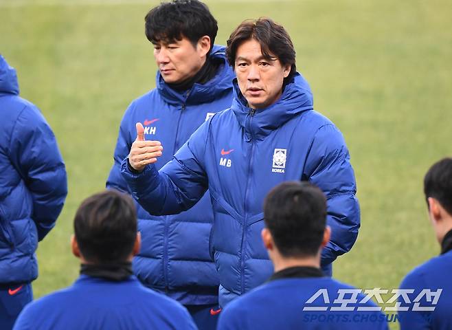 홍명보 감독이 이끄는 축구대표팀이 19일 고양종합운동장에서 훈련했다. 홍명보 감독이 그라운드 미팅에서 말하고 있다. 대표팀은 20일 오만, 25일 요르단과 2026 북중미 월드컵 아시아지역 3차 예선을 치른다. 고양=정재근 기자 cjg@sportschosun.com/2025.3.19/