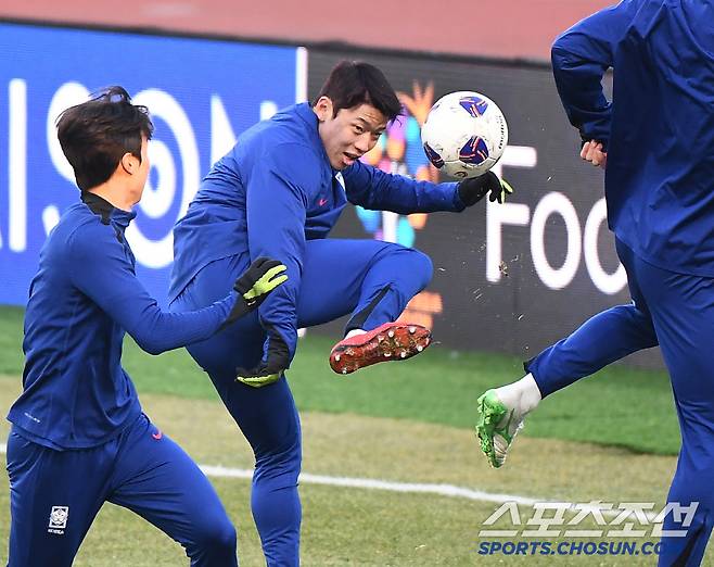 홍명보 감독이 이끄는 축구대표팀이 19일 고양종합운동장에서 훈련했다. 황희찬이 선수들과 함께  공 뺏기 게임을 하고 있다. 대표팀은 20일 오만, 25일 요르단과 2026 북중미 월드컵 아시아지역 3차 예선을 치른다. 고양=정재근 기자 cjg@sportschosun.com/2025.3.19/