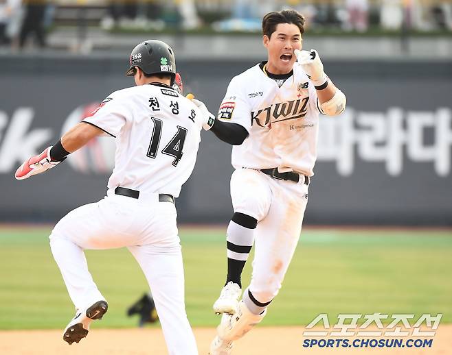 23일 수원 KT위즈파크에서 열린 한화-KT전. 11회말 2사 1, 2루 배정대가 끝내기 적시타를 친 후 환호하고 있다. 수원=정재근 기자 cjg@sportschosun.com/2025..3.23/