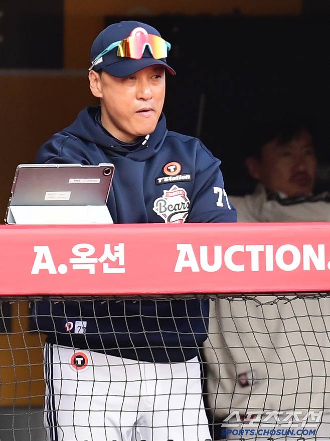 22일 인천 SSG랜더스필드에서 KBO리그 개막전 SSG와 두산의 경기가 열렸다. 경기를 지켜보는 두산 이승엽 감독. 인천=송정헌 기자songs@sportschosun.com/2025.03.22/