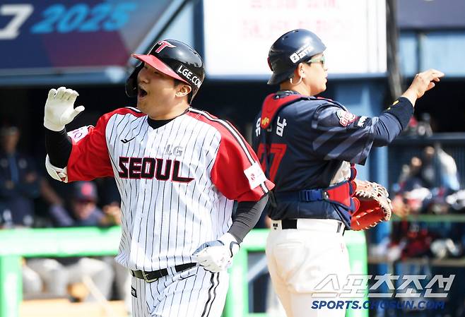 23일 잠실구장에서 열린 LG 트윈스와 롯데 자이언츠의 경기. 1회말 2사 2루 LG 문보경이 투런포를 날린 뒤 환호하고 있다. 잠실=박재만 기자 pjm@sportschosun.com/2025.03.23/