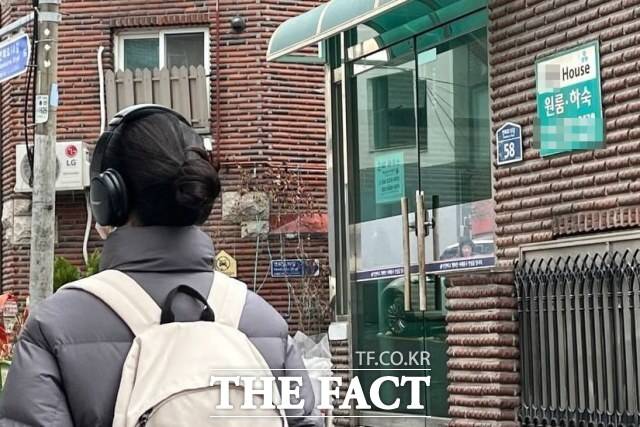 하숙이 최근 대학가에서 주목받고 있는 가운데 18일 서울 서대문구 연희동 한 하숙집 사이로 학생이 지나가고 있다. /김민지 기자