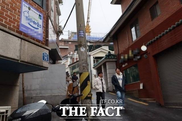 하숙이 최근 대학가에서 주목받고 있는 가운데 18일 서울 서대문구 연희동 한 하숙집 사이로 학생들이 오가고 있다. /이상빈 기자