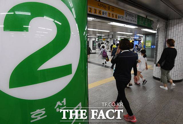 23일 오전 7시 50분께 서울 지하철 2호선 신도림역에서 열차 탈선 사고가 발생했다. /더팩트 DB