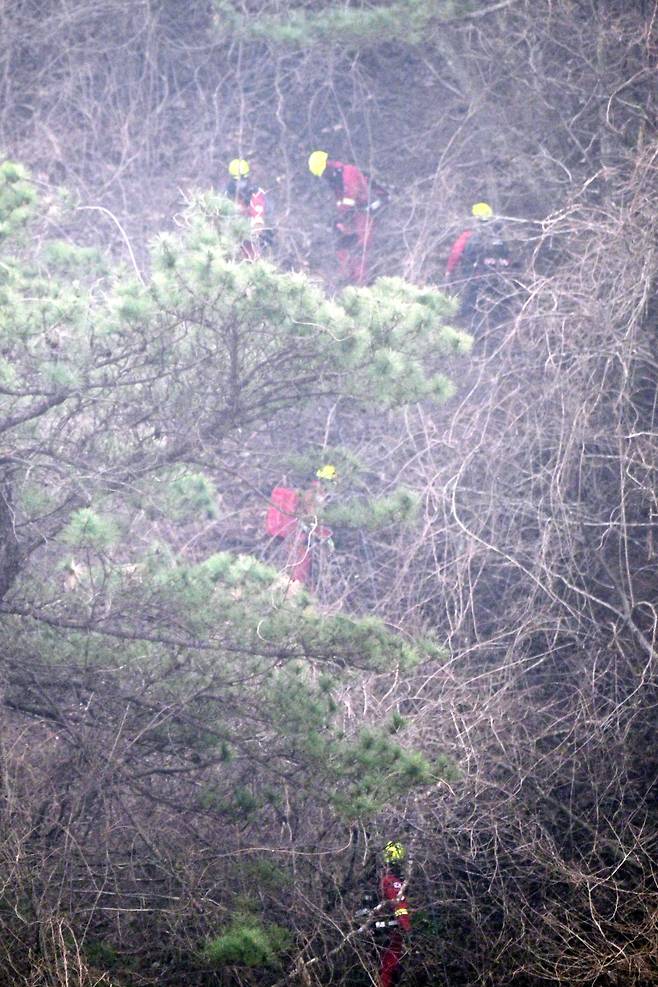 23일 오전 경남 산청군에서 발생한 대형 산불이 3일째 이어지고 있는 가운데 산림청 공중진화대가 진화작업에 투입되고 있다. /뉴시스
