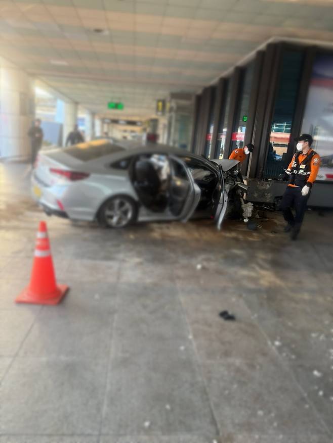 23일 오전 6시30분쯤 부산 강서구 김해공항 국제선 청사 앞 도로에서 승객을 태운 택시가 인도로 돌진했다./부산경찰청