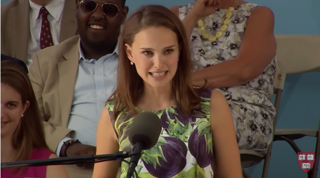 2015년 하버드대 졸업식에서 축사하는 배우 나탈리 포트먼. 하버드대 공식 유튜브 화면 캡처