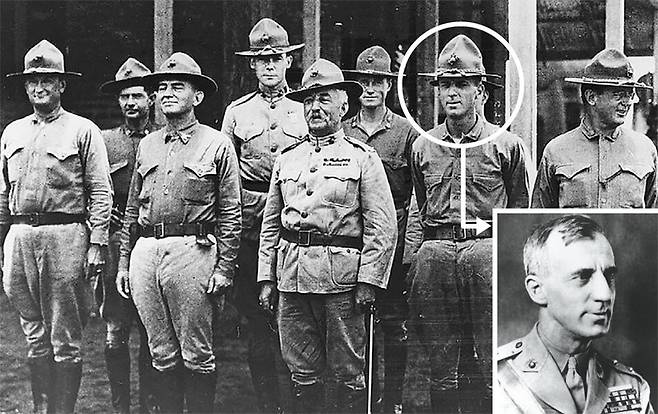 미국 해병대 장성 출신인 스메들리 버틀러는 미 명예훈장을 두 번 받은 전쟁 영웅에서 전역 후 반전 운동가로 돌아섰다. 1914년 미국이 멕시코 베라크루스를 점령한 당시 해병 소령이었던 버틀러(오른쪽에서 두 번째). 사진 출처 위키피디아