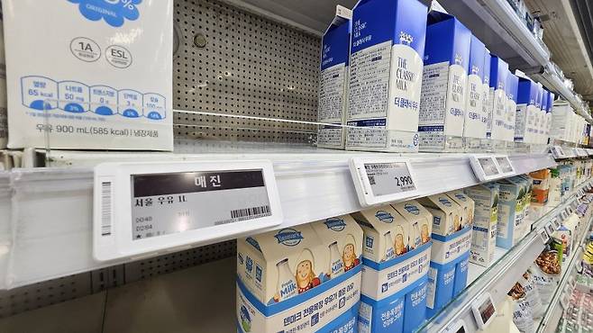 지난 22일 서울 강서구 홈플러스 메가푸드마켓 강서점의 서울우유 매대가 비어 있다. 노유정 기자