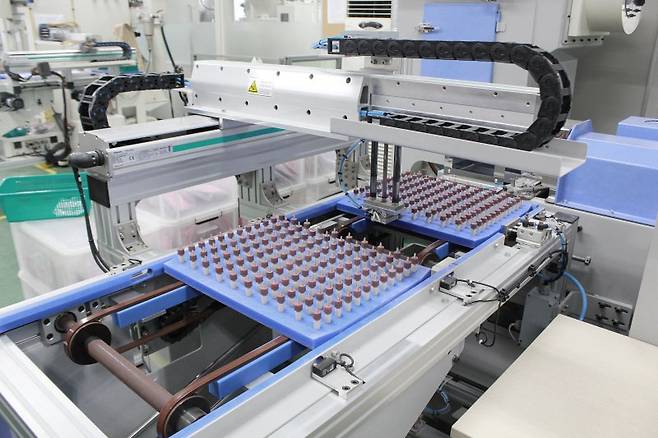 ▲디오 부산 해운대구 본사에 설치된 디지털 임플란트 기기 생산설비 모습. 공장 생산설비는 대부분이 자동화돼 있다. ㈜디오 제공