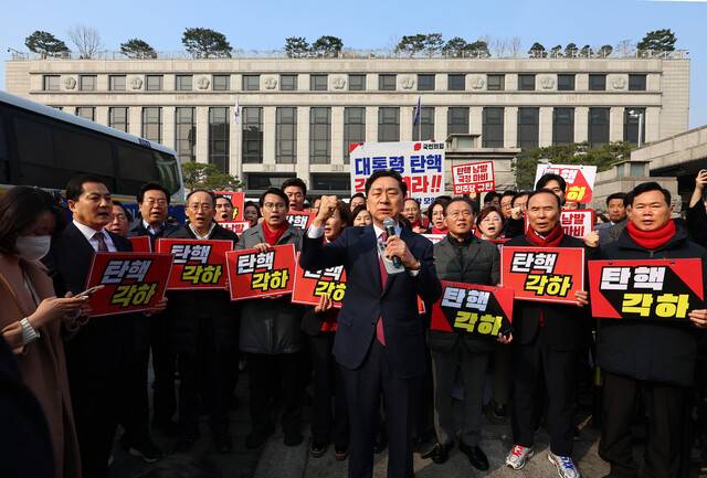 국민의힘 김기현, 나경원, 박대출, 윤상현, 추경호 의원 등이 3월21일 서울 종로구 헌법재판소 앞에서 열린 윤석열 대통령 탄핵 각하 촉구 기자회견에서 구호를 외치고 있다. 연합뉴스