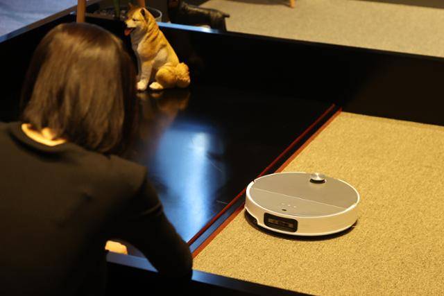 2월 20일 서울 강남구 삼성동 파르나스호텔에서 열린 로보락 2025 신제품 발표 행사에서 참석자들이 시연 중인 제품을 살펴보고 있다. 연합뉴스