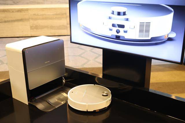 2월 20일 서울 강남구 삼성동 파르나스호텔에서 열린 로보락 2025 신제품 발표 행사에서 참석자들이 시연 중인 로보락 S9 맥스V 울트라를 살펴보고 있다. 연합뉴스