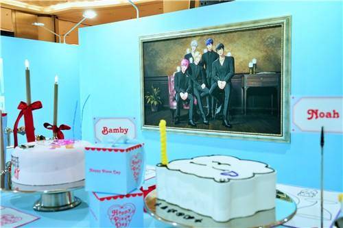 7일 서울 잠실 롯데월드몰에 설치된 가상 아이돌 플레이브 데뷔 2주년 기념 팝업 스토어에 플레이브 멤버들이 나오는 액자와 대형 케이크가 있다. 롯데백화점 제공