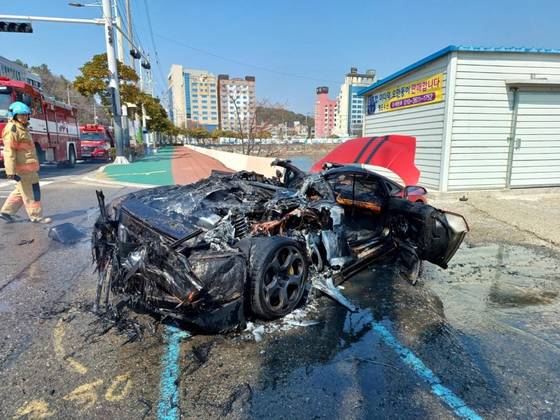 전소된 람보르기니. 사진 여수소방서