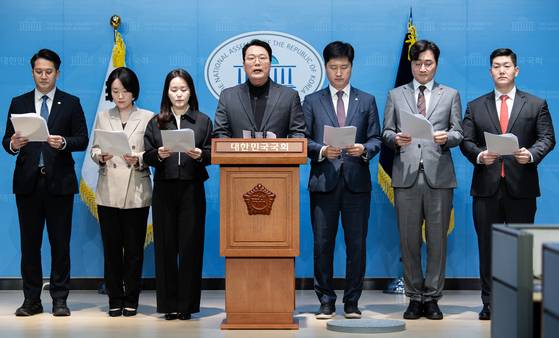 여야 의원들이 23일 오전 서울 여의도 국회 소통관에서 '더 나은 연금개혁을 요구하는 국회의원' 긴급 기자회견을 하고 있다. 뉴스1