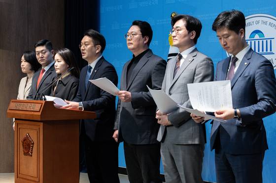 전용기 더불어민주당 의원을 비롯한 의원들이 23일 오전 서울 여의도 국회 소통관에서 '더 나은 연금개혁을 요구하는 국회의원' 긴급 기자회견을 하고 있다. 뉴스1