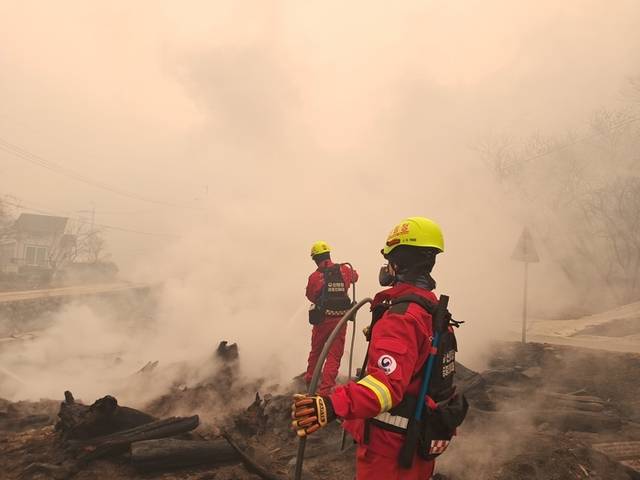 ▲ 경남 산청군 시천면에서 발생한 산불 사흘째인 23일 오전 화재 현장에서 진화작업이 이어지고 있다. 연합뉴스