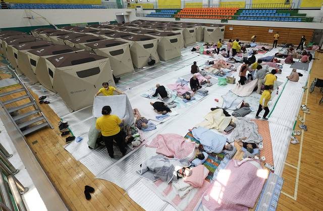 ▲ 경북 의성군 대형 산불 발생 이틀째인 23일 의성체육관에 마련된 대피소에서 이재민들이 휴식을 취하고 있다. 연합뉴스
