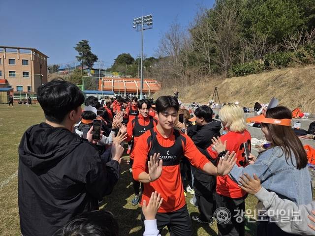 ▲ 2025시즌 오픈트레이닝에서 강원FC 선수들이 팬들과 하이파이브하며 입장하고 있다.황선우