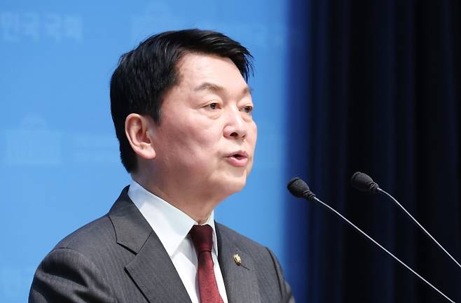 ▲국민의힘 안철수 의원이 23일 국회 소통관에서 최상목 대통령 권한대행에 대한 민주당과 야당의 탄핵소추안 발의와 관련한 기자회견을 열고 "대한민국 체제를 파괴하는 이재명 대표는 정계를 은퇴하고 재판에 전념하라"고 말하고 있다 [연합뉴스]