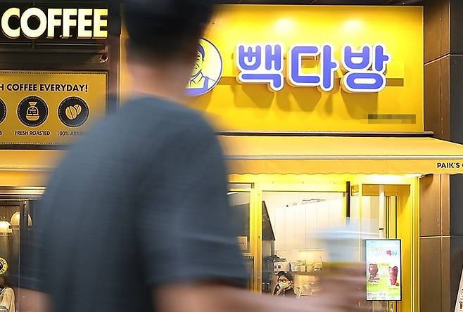 서울 종로구 광화문역 인근 건물에 위치한 커피 전문점에서 시민들이 음료를 주문하고 있다. 사진=연합뉴스