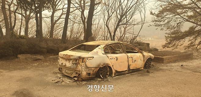 23일 경남 산청군 시천면 정동마을 한 도로에 추차된 마믈 주민의 차량이 불에 탔다.  김정훈 기자