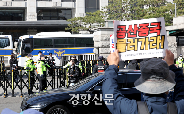 최재해 감사원장 및 이창수 중앙지검장 등 검사 3인에 대한 탄핵심판이 열린 지난 13일 오전 서울 종로구 헌법재판소 앞에서 탄핵 반대 시위가 열리고 있다. 권도현 기자