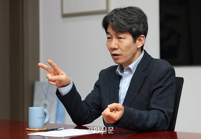 윤건영 더불어민주당 의원이 20일 국회 의원실에서 경향신문과 인터뷰를 하고 있다. 권도현 기자