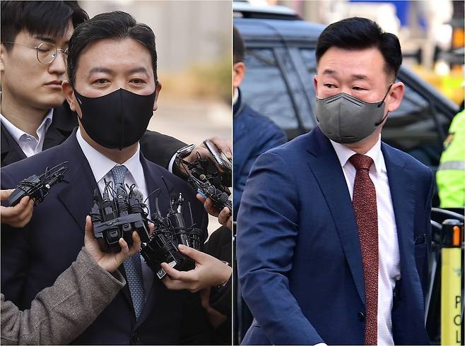 윤석열 대통령 체포 방해 혐의를 받는 김성훈 대통령경호처 차장(왼쪽)과 이광우 경호본부장이 지난 21일 서울 마포구 서울서부지방법원에 구속 전 피의자 심문(영장실질심사)을 받기 위해 각각 출석하고 있다.  연합뉴스