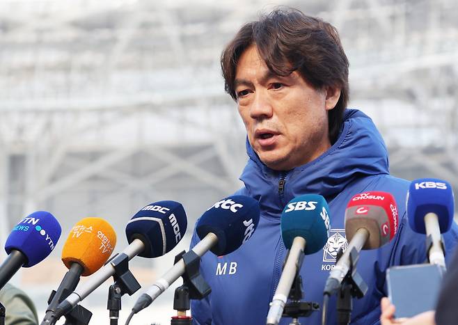 홍명보 축구대표팀 감독이 22일 용인 미르스타디움에서 취재진 질문에 답하고 있다. 연합뉴스