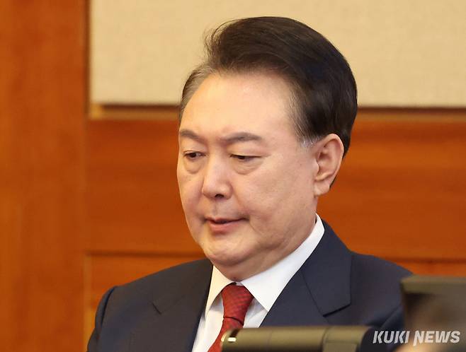 윤석열 대통령이 지난달 13일 서울 종로구 헌법재판소에서 열리는 탄핵심판 8차 변론에 출석하고 있다. 사진공동취재단
