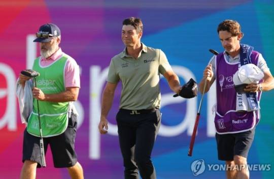 3라운드 마치고 미소 짓는 빅토르 호블란(가운데)