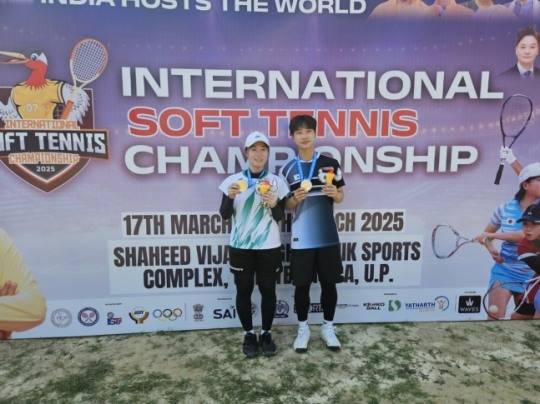 황찬우(오른쪽)와 일본 덴마.