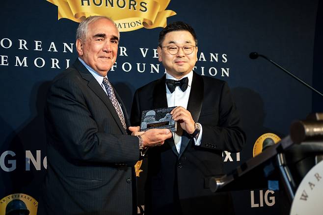 21일 오후(현지시간) 미국 워싱턴 DC 메이플라워호텔에서 열린 ‘한국전 참전용사 후원의 밤’ 행사에서 구본상 LIG 회장(오른쪽)이 한국전 참전용사 기념재단(KMVMF) 이사장인 존 틸럴리 전 주한미군사령관으로부터 감사패를 전달받고 있다 [사진제공 KMVMF]
