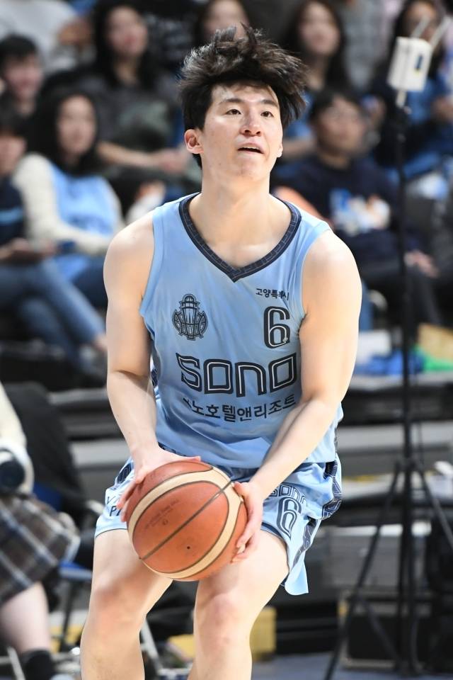 이정현은 “부상 복귀 후 특별히 아픈 적은 없었다. 재활을 잘했고 완전히 회복한 뒤에 복귀한 것이다. 컨디션에 있어 기복이 있을 수는 있지만 복귀 후 아팠던 적은 없었다. 그동안 많이 쉬지 않았나”라며 웃음 지었다. 사진=KBL 제공