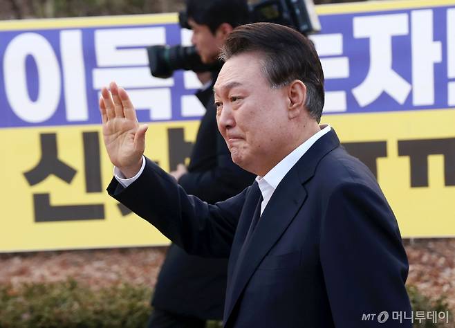 석방된 윤석열 대통령이 8일 오후 경기 의왕시 서울구치소 앞에서 지지자들에게 인사하고 있다. 2025.03.08. /사진=뉴시스